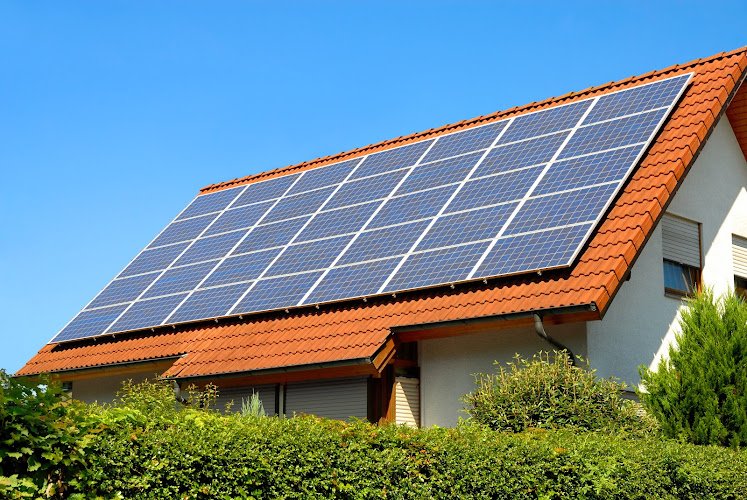 Solaranlage auf einem Hausdach unter dem strahlend blauen Himmel