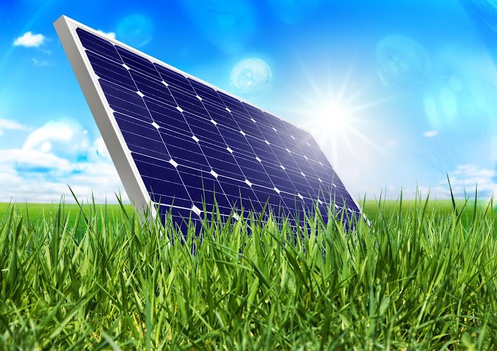 Solarpanel in der Wiese